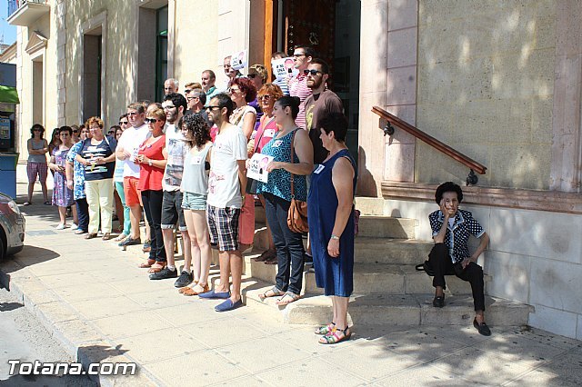El Ayuntamiento de Totana guarda un minuto de silencio en repulsa contra la violencia de género, Foto 1