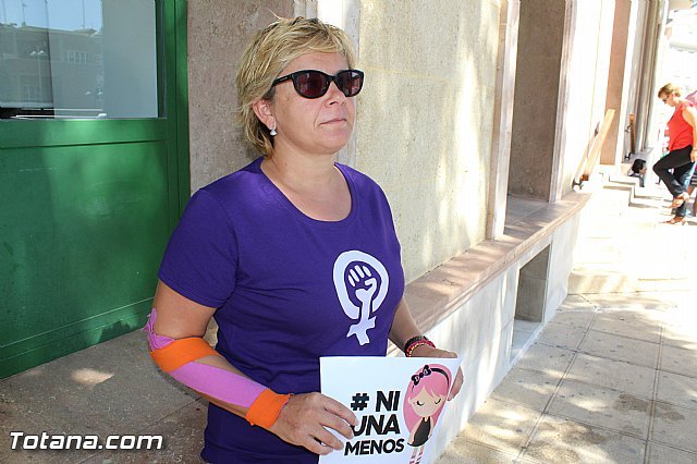 El Ayuntamiento de Totana guarda un minuto de silencio en repulsa contra la violencia de género, Foto 2