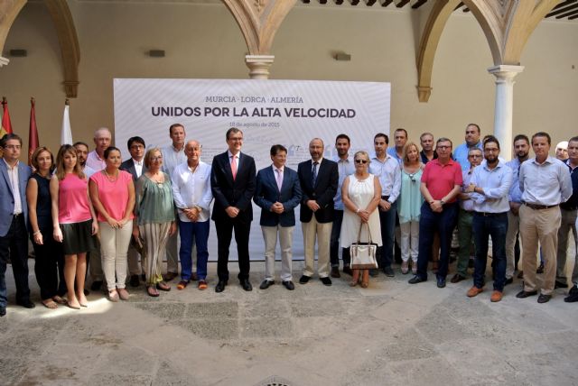 Los alcaldes de Murcia, Lorca y Almería firman el manifiesto del Palacio de Guevara para apoyar la llegada de la Alta Velocidad a estos tres municipios - 2, Foto 2