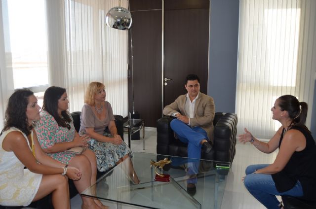 El alcalde traslada a la consejera de Familia e Igualdad las principales inquietudes municipales en materia de política social - 1, Foto 1