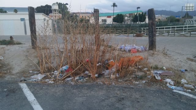 El Grupo Socialista reclama al Ayuntamiento de Murcia que cese el abandono en la limpieza y cuidado del parking disuasorio del Malecón - 5, Foto 5