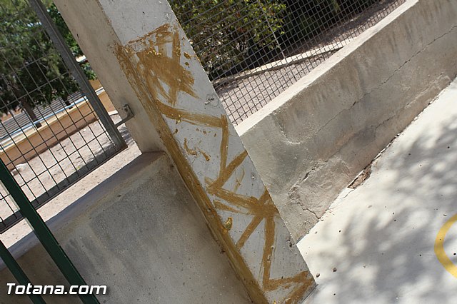 Denuncian actos vandlicos en el Colegio Tierno Galvn y otros - 8
