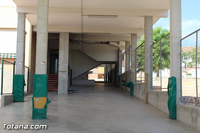Denuncian actos vandlicos en el Colegio Tierno Galvn y otros - 12