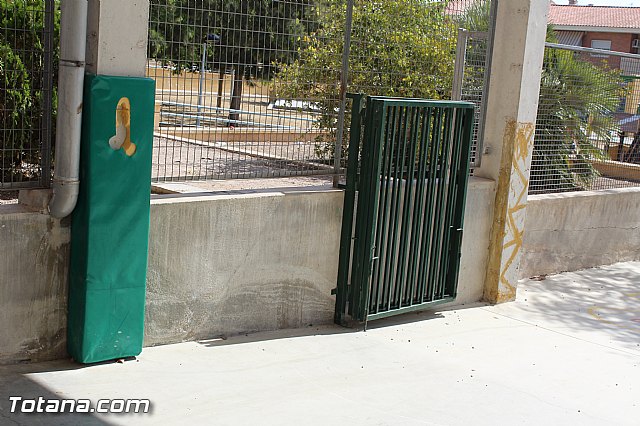 Denuncian actos vandlicos en el Colegio Tierno Galvn y otros - 22