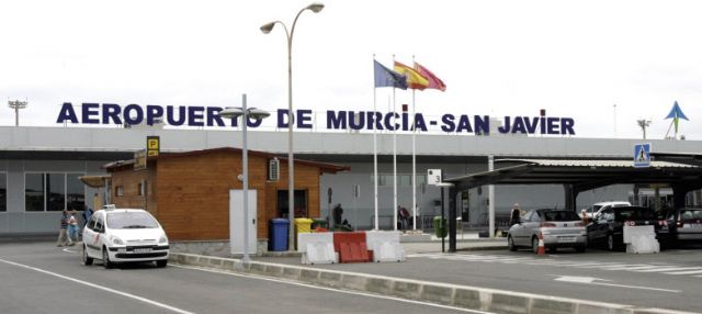 El Pleno pide que no se cierre el Aeropuerto de San Javier a través de una moción conjunta de los cuatro grupos municipales - 1, Foto 1