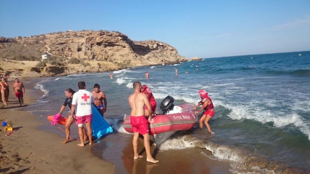 16 rescates en las playas de Águilas motivados por el fuerte viento reinante durante este fin de semana - 1, Foto 1