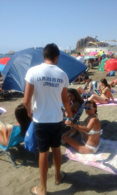 El Ayuntamiento reparte 4.000 ceniceros en las playas urbanas de la localidad - 1, Foto 1