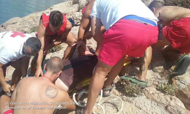 Salvamento rescata a una mujer accidentada en El Mojón - 1, Foto 1