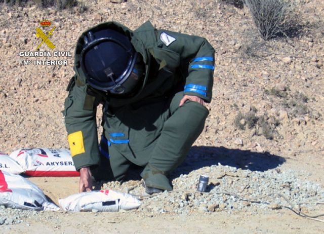 La Guardia Civil destruye una bengala de señalización marítima hallada en la vía pública - 4, Foto 4