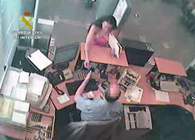 La Guardia Civil detiene a una pareja dedicada a estafar en entidades bancarias - 1, Foto 1