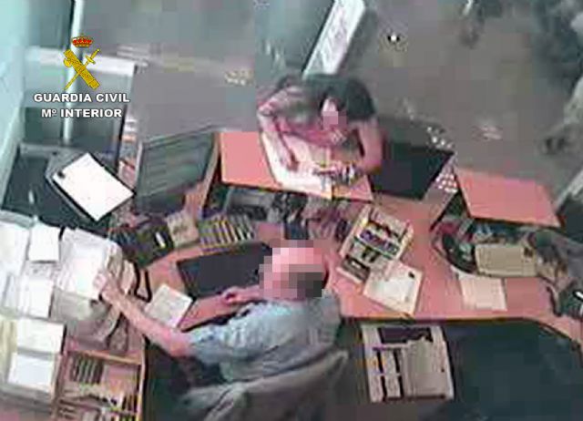 La Guardia Civil detiene a una pareja dedicada a estafar en entidades bancarias - 4, Foto 4