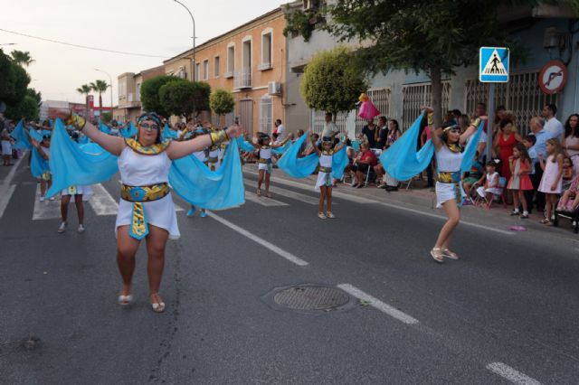 Las carrozas y comparsas llenan las calles torreñas de bailes, disfraces y diversión con su tradicional desfile - 2, Foto 2