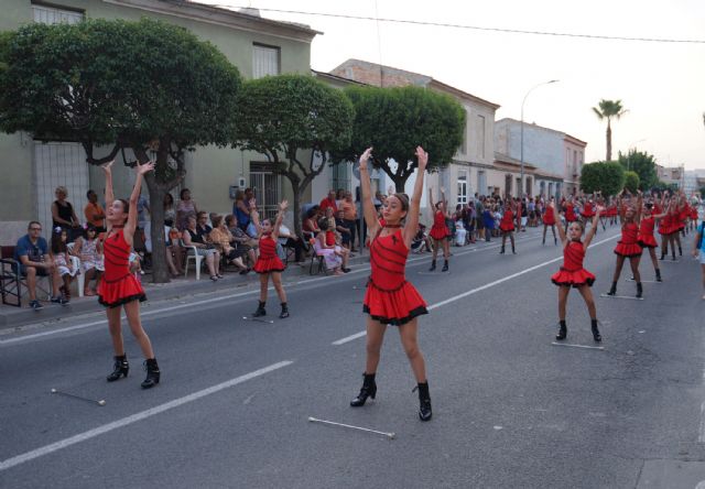 Las carrozas y comparsas llenan las calles torreñas de bailes, disfraces y diversión con su tradicional desfile - 3, Foto 3