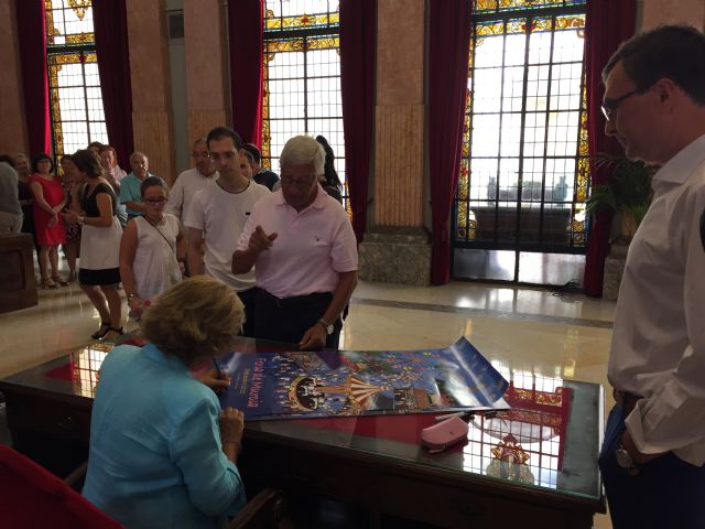 Centenares de murcianos consiguen el cartel de la Feria de Murcia firmado por Carmen Artigas - 1, Foto 1
