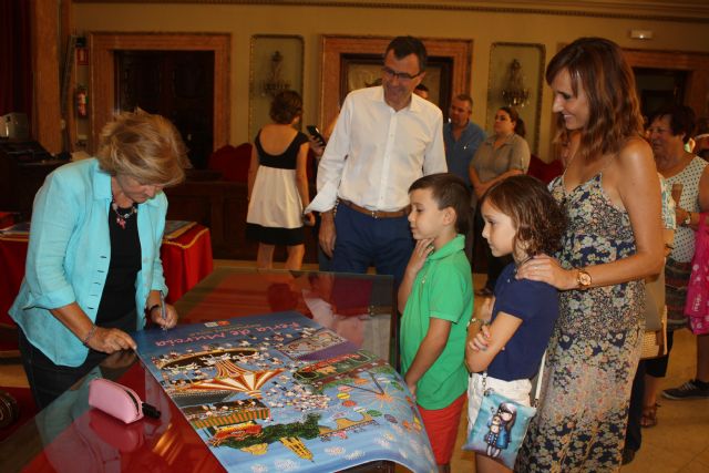 Centenares de murcianos consiguen el cartel de la Feria de Murcia firmado por Carmen Artigas - 2, Foto 2