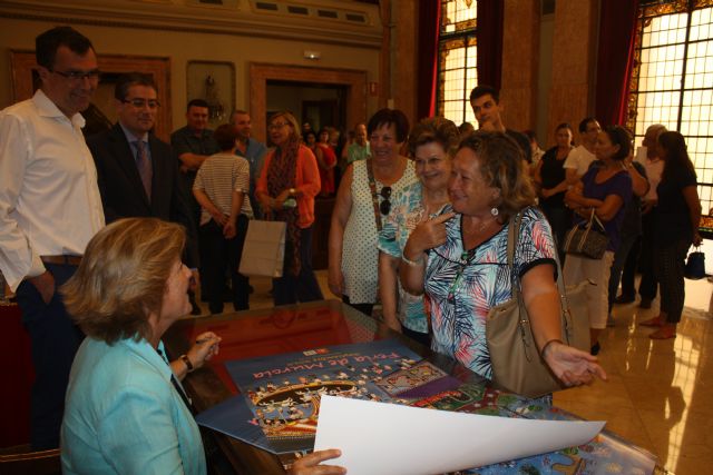Centenares de murcianos consiguen el cartel de la Feria de Murcia firmado por Carmen Artigas - 3, Foto 3