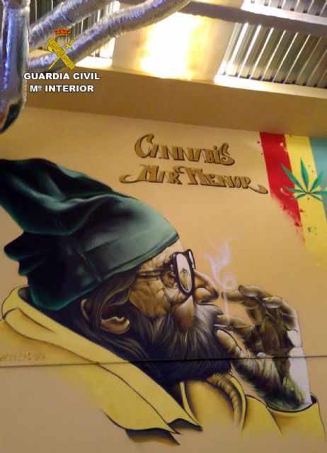La Guardia Civil descubre un local que iba a ser empleado como club de fumadores de marihuana - 1, Foto 1