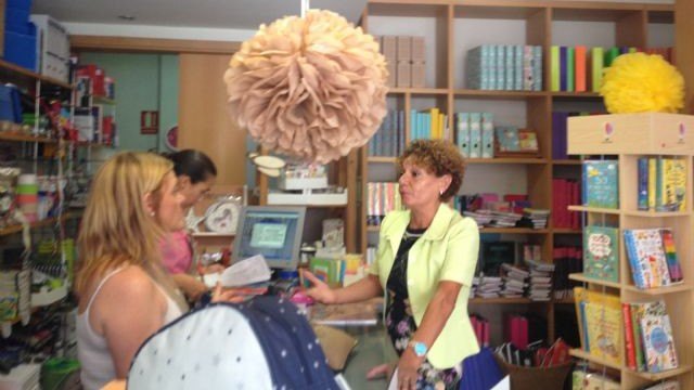 La Comunidad atiende las demandas del comercio minorista ante el comienzo del curso escolar - 1, Foto 1