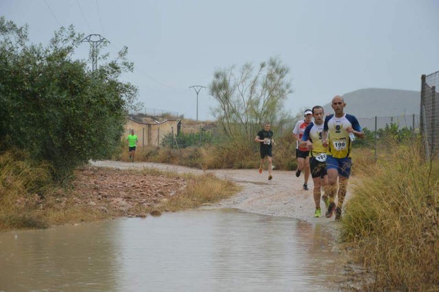 Atletas totaneros corren bajo la lluvia en Mula - 1