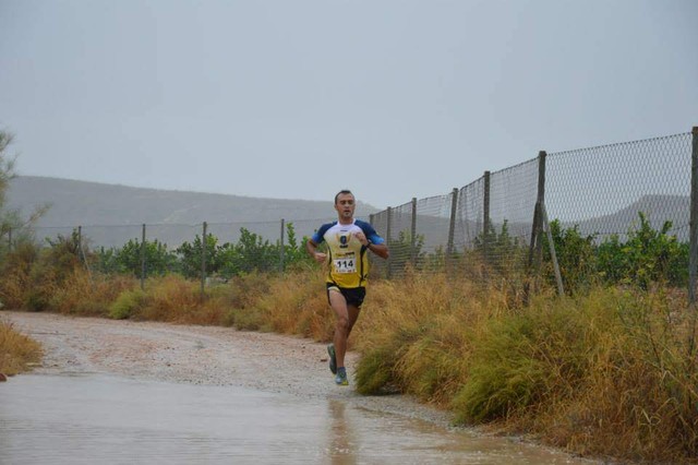 Atletas totaneros corren bajo la lluvia en Mula - 2