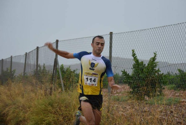 Atletas totaneros corren bajo la lluvia en Mula - 3
