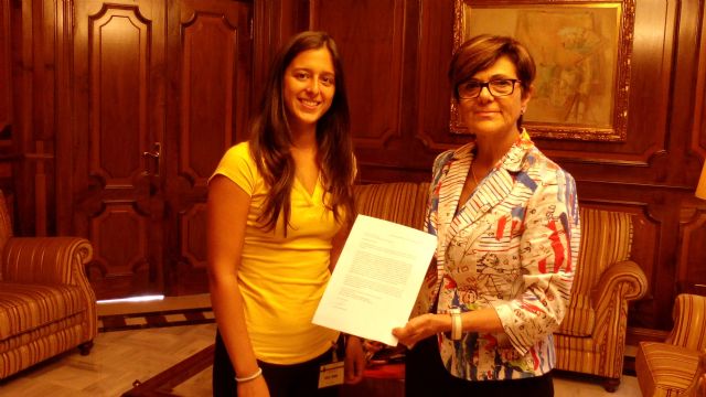 Una estudiante de biología presenta en la Asamblea once mil firmas para salvar el Mar Menor - 1, Foto 1