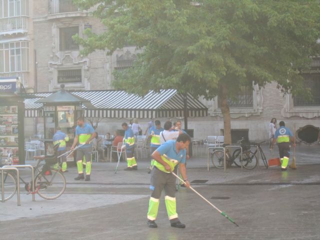 15 operarios quitan chicles en Santo Domingo mientras la suciedad invade algunos barrios y pedanías - 3, Foto 3