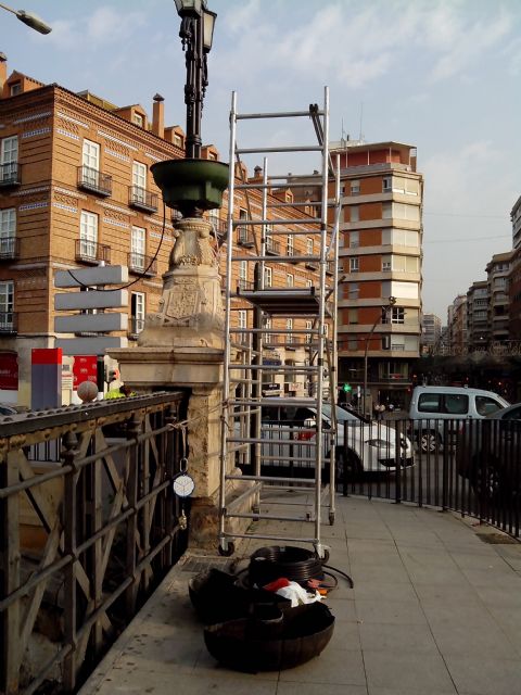 HUERMUR denuncia al Ayuntamiento ante Cultura por colocar nuevos maceteros en el Puente Viejo de Murcia - 1, Foto 1