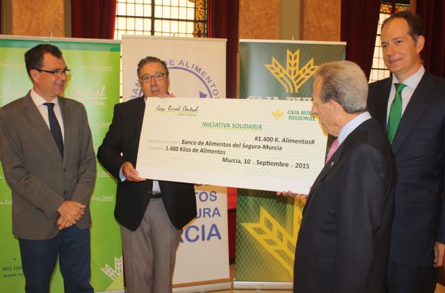 Caja Rural dona 1.400 kilos de alimentos conseguidos por las pedaladas que dieron los murcianos en la bicicleta solidaria - 1, Foto 1