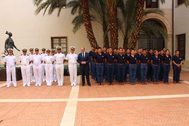 Pedro Antonio Sánchez desea éxito, triunfo y compromiso a los alumnos del Buque Escuela Guayas de la Armada de Ecuador - 1, Foto 1