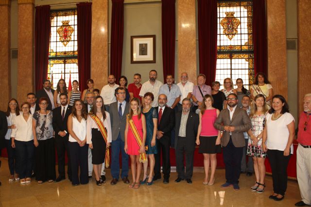 Los cargos festeros de Moros y Cristianos visitan el Ayuntamiento horas antes de su bienvenida - 1, Foto 1