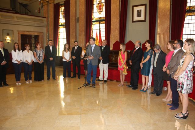 Los cargos festeros de Moros y Cristianos visitan el Ayuntamiento horas antes de su bienvenida - 2, Foto 2