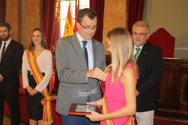 Los cargos festeros de Moros y Cristianos visitan el Ayuntamiento horas antes de su bienvenida - 3, Foto 3