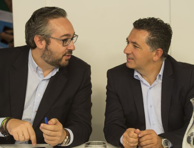 Víctor Martínez aborda en Madrid con Cospedal y los portavoces parlamentarios las elecciones catalanas y la crisis de los refugiados - 2, Foto 2