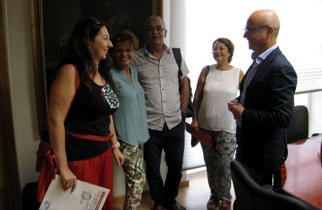 La Comunidad se compromete a ayudar al pequeño comercio para que sea tan competitivo como las grandes superficies - 1, Foto 1