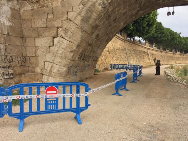 El Ayuntamiento cierra la zona inferior del Puente Viejo para garantizar la seguridad de los viandantes - 1, Foto 1