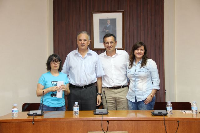Esta mañana la peña El Cocotazo, cumpliendo con la tradicin, presentaba al 29° pregonero de la Feria y Fiestas Patronales de Alhama, que este año ser Alfonso Cern Aledo, Foto 2