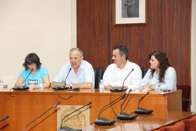 Esta mañana la peña El Cocotazo, cumpliendo con la tradicin, presentaba al 29° pregonero de la Feria y Fiestas Patronales de Alhama, que este año ser Alfonso Cern Aledo, Foto 3