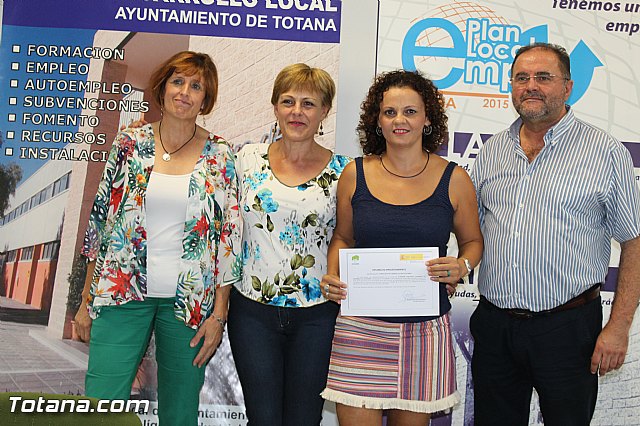 Se entregan los diplomas acreditativos a las participantes en el Curso 