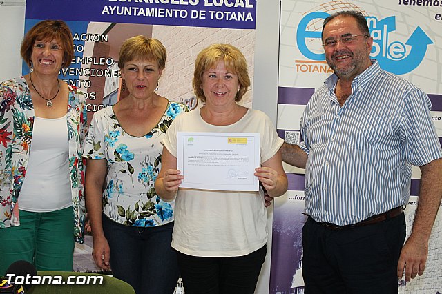 Se entregan los diplomas acreditativos a las participantes en el Curso 