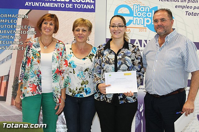 Se entregan los diplomas acreditativos a las participantes en el Curso 