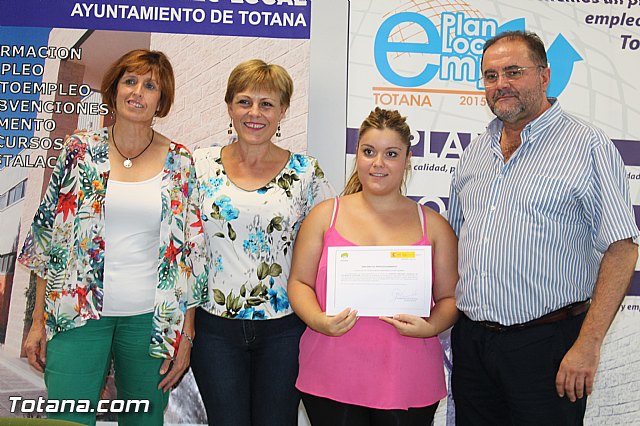 Se entregan los diplomas acreditativos a las participantes en el Curso 