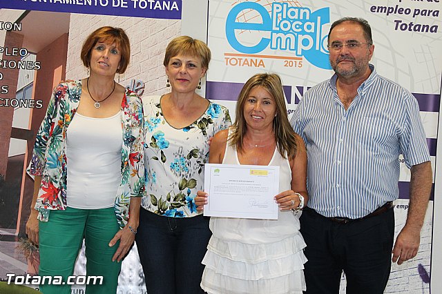 Se entregan los diplomas acreditativos a las participantes en el Curso 