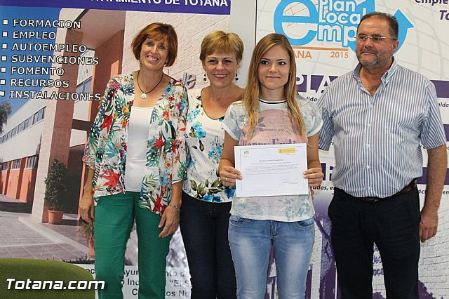 Se entregan los diplomas acreditativos a las participantes en el Curso 