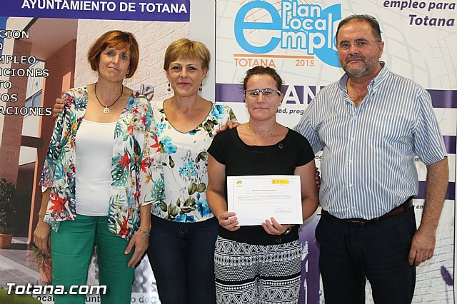 Se entregan los diplomas acreditativos a las participantes en el Curso 