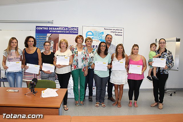 Se entregan los diplomas acreditativos a las participantes en el Curso 