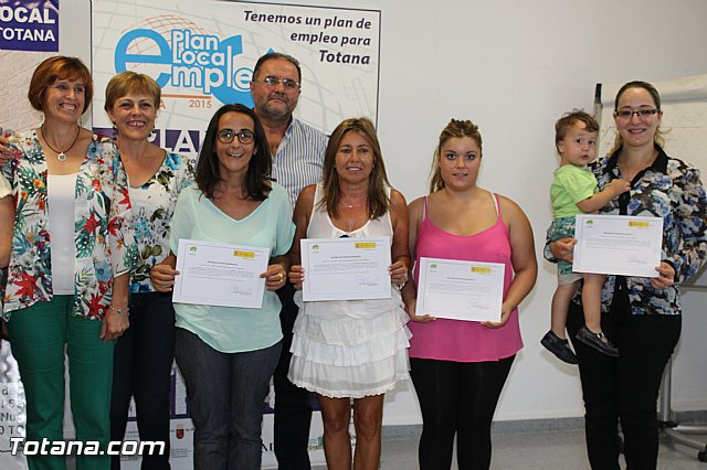 Se entregan los diplomas acreditativos a las participantes en el Curso 