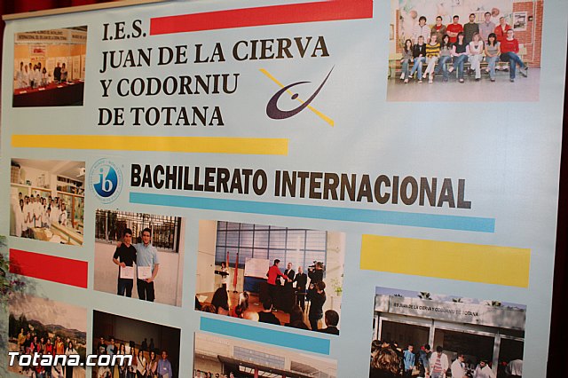 El IES Juan de la Cierva de Totana celebra el X Aniversario de Bachillerato Internacional - 3