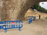El Ayuntamiento cierra la zona inferior del Puente Viejo para garantizar la seguridad de los viandantes