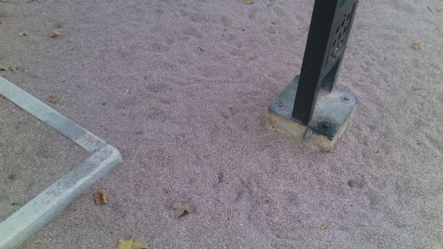 Ciudadanos Lorca denuncia el mal estado y el nivel de peligrosidad del parque infantil de la Peñica - 3, Foto 3